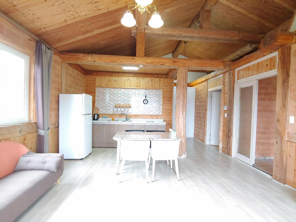 Geumok Log Pension Сеогвипо Екстериор снимка
